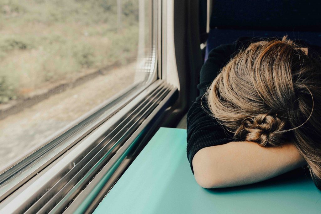 trött kvinna på tåg